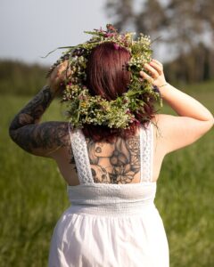 kuvakipina henkilokuvaus kukkaseppele valkoinenmekko tatuoitu nainen