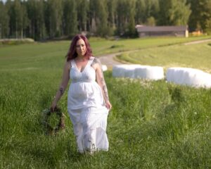kuvakipina henkilokuvaus nainen kavelee pellolla valkoinen mekko