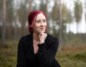 kuvakipina henkilokuvaus potretti punahiuksinen nainen metsassa