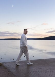 kuvakipina henkiokuvaus mies kavelee rannalla